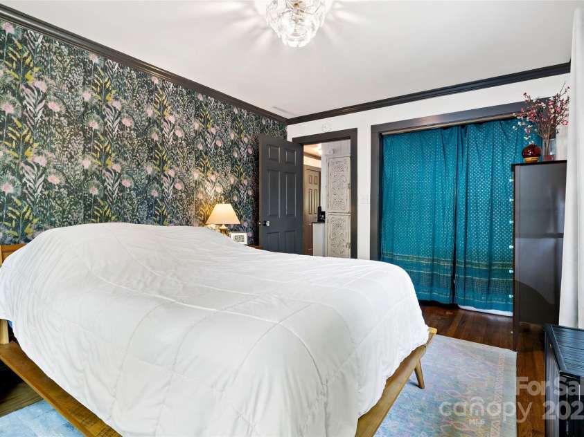 143 Beverly Road, Asheville, NC 28805.  MLS# CAR4287185, YatesRealty ID 24608. 