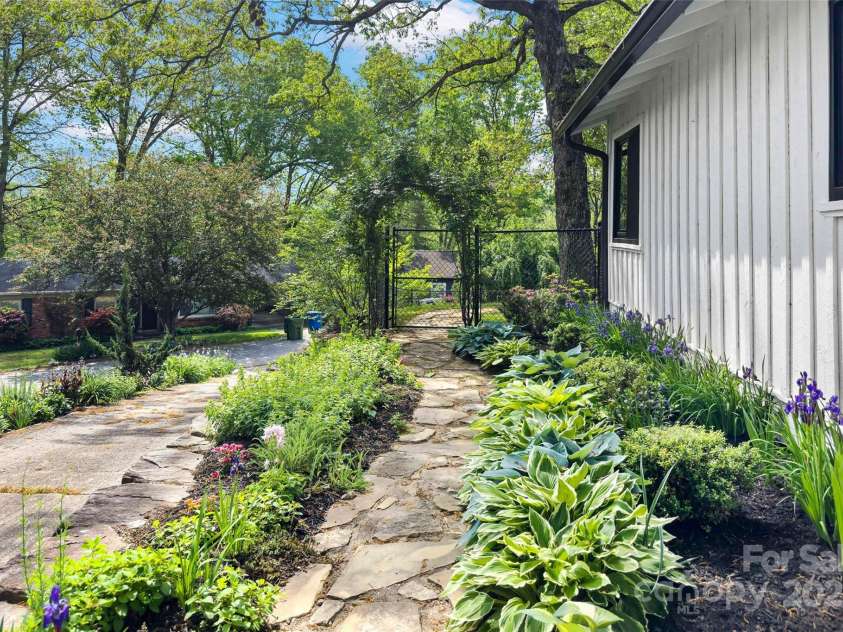 143 Beverly Road, Asheville, NC 28805.  MLS# CAR4287185, YatesRealty ID 24608. 
