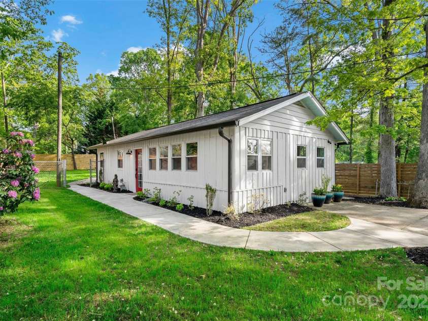 143 Beverly Road, Asheville, NC 28805.  MLS# CAR4287185, YatesRealty ID 24608. 