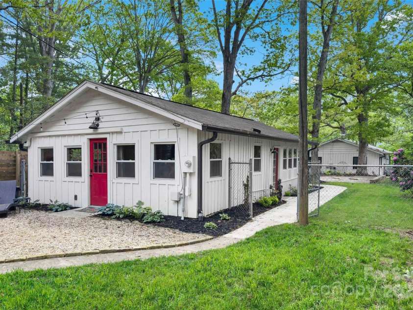 143 Beverly Road, Asheville, NC 28805.  MLS# CAR4287185, YatesRealty ID 24608. 