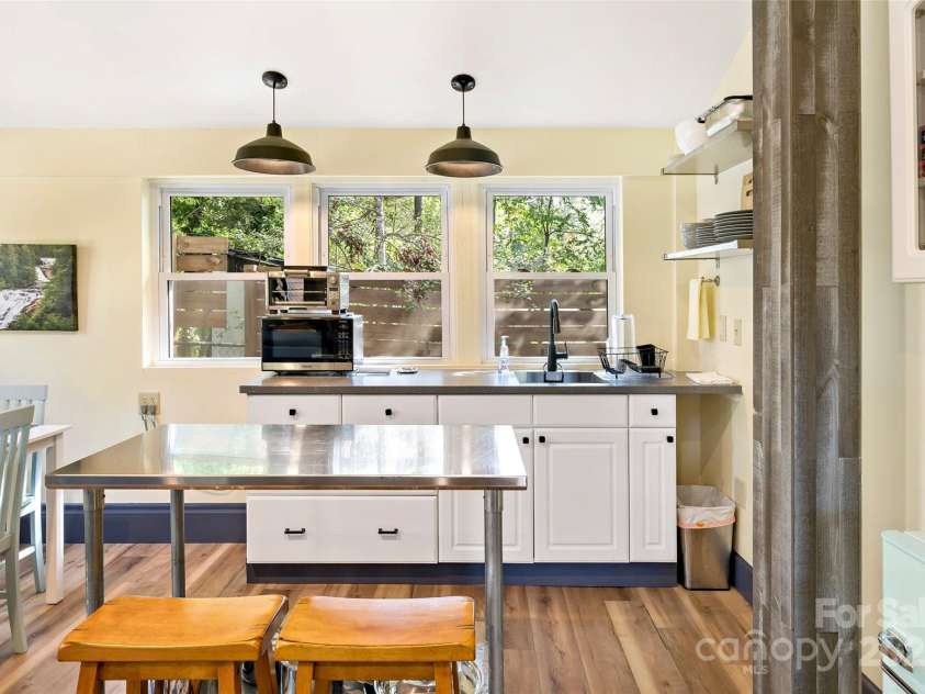 143 Beverly Road, Asheville, NC 28805.  MLS# CAR4287185, YatesRealty ID 24608. 