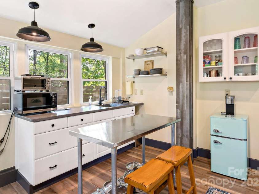 143 Beverly Road, Asheville, NC 28805.  MLS# CAR4287185, YatesRealty ID 24608. 