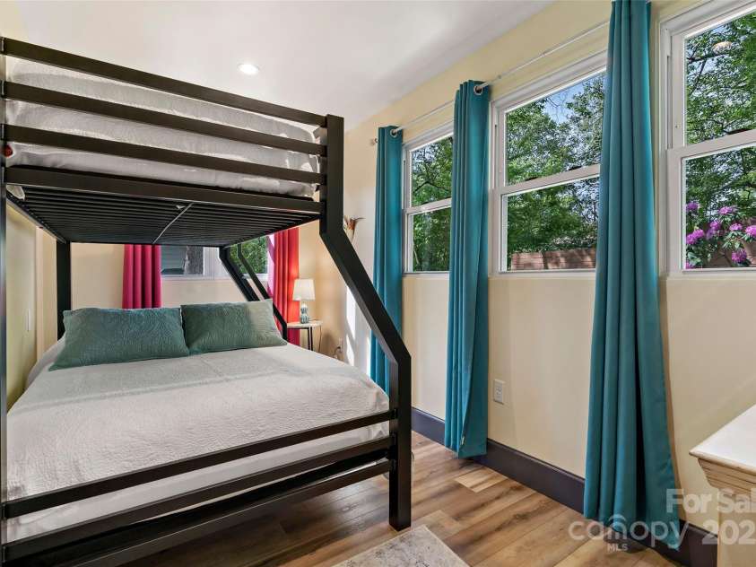 143 Beverly Road, Asheville, NC 28805.  MLS# CAR4287185, YatesRealty ID 24608. 