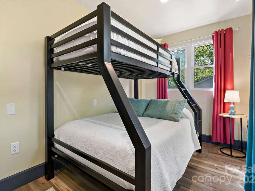 143 Beverly Road, Asheville, NC 28805.  MLS# CAR4287185, YatesRealty ID 24608. 