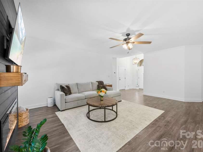 21012 Entrada Drive, Cornelius, NC 28031.  MLS# CAR4382641, YatesRealty ID 24611. 