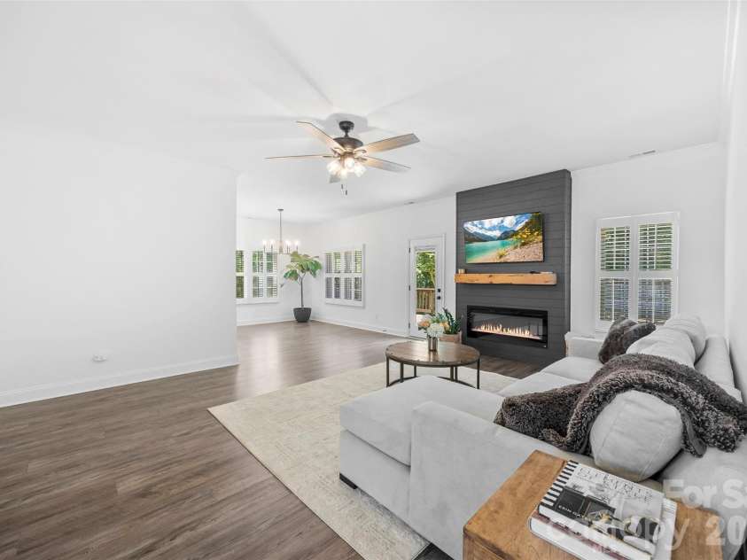 21012 Entrada Drive, Cornelius, NC 28031.  MLS# CAR4382641, YatesRealty ID 24611. Spacious Great Room flows into the Dining Area. Features a modern gas fireplace with an eye-catching accent wall/mantle. Includes Plantation Shutters. Boasts an Open Floorplan.