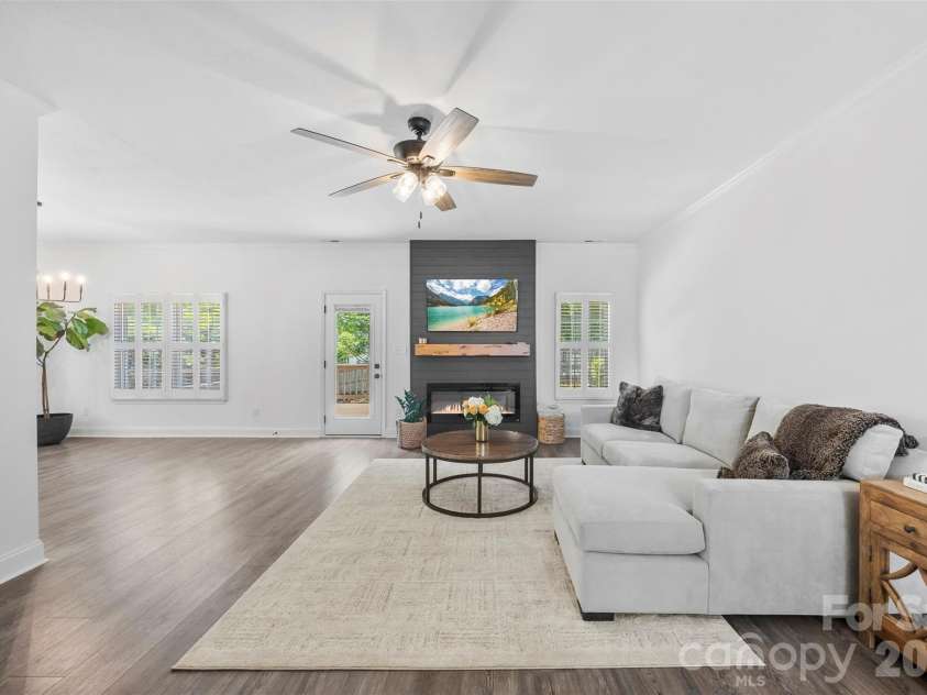 21012 Entrada Drive, Cornelius, NC 28031.  MLS# CAR4382641, YatesRealty ID 24611. Stunning Home with Gorgeous Finishes and Updates. The Great Room is light and bright, featuring a beautifully updated gas fireplace, plantation shutters, beautiful flooring, and neutral paint. The home boasts an open f