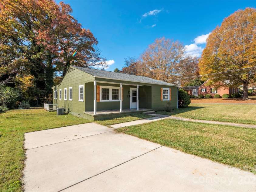 221 Magnolia Street, Statesville, NC 28625.  MLS# CAR4267876, YatesRealty ID 24612. 