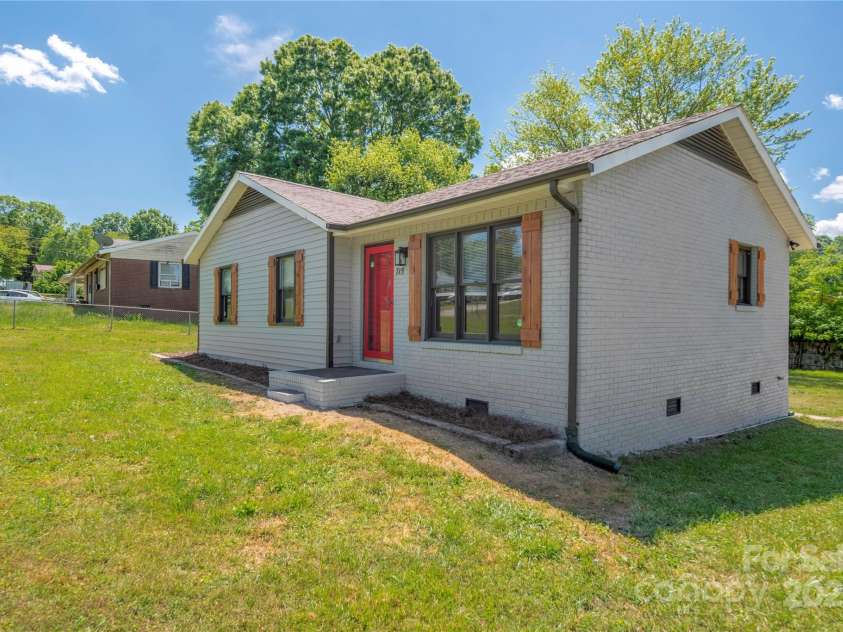 221 Magnolia Street, Statesville, NC 28625.  MLS# CAR4267876, YatesRealty ID 24612. 