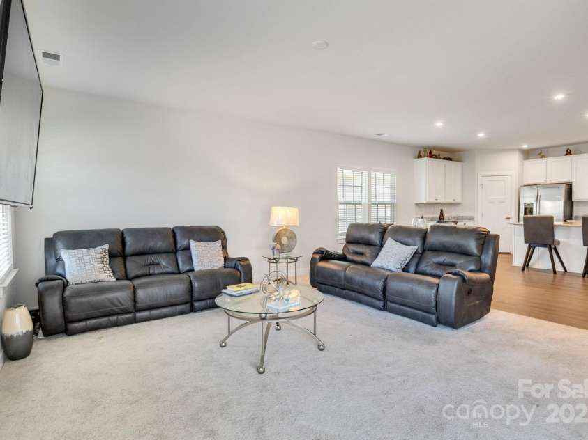 5112 Larewood Drive, Charlotte, NC 28215.  MLS# CAR4253213, YatesRealty ID 24615. 