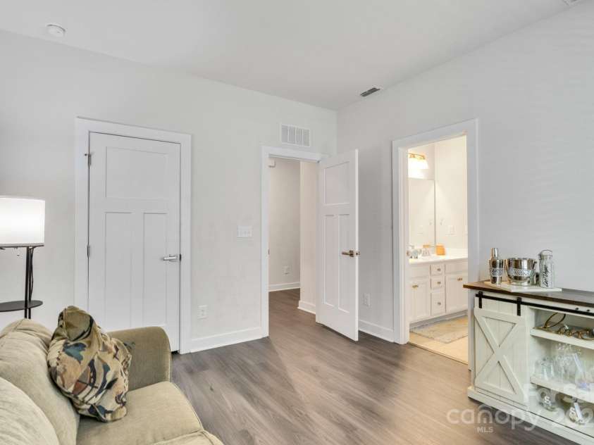 5112 Larewood Drive, Charlotte, NC 28215.  MLS# CAR4253213, YatesRealty ID 24615. 