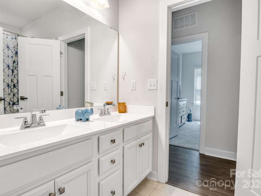 5112 Larewood Drive, Charlotte, NC 28215.  MLS# CAR4253213, YatesRealty ID 24615. 