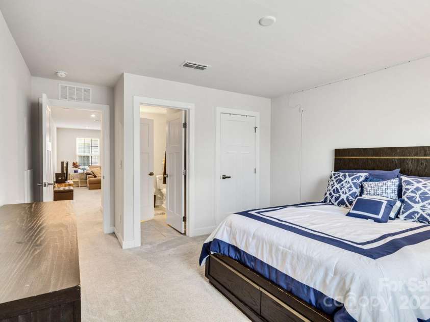 5112 Larewood Drive, Charlotte, NC 28215.  MLS# CAR4253213, YatesRealty ID 24615. 