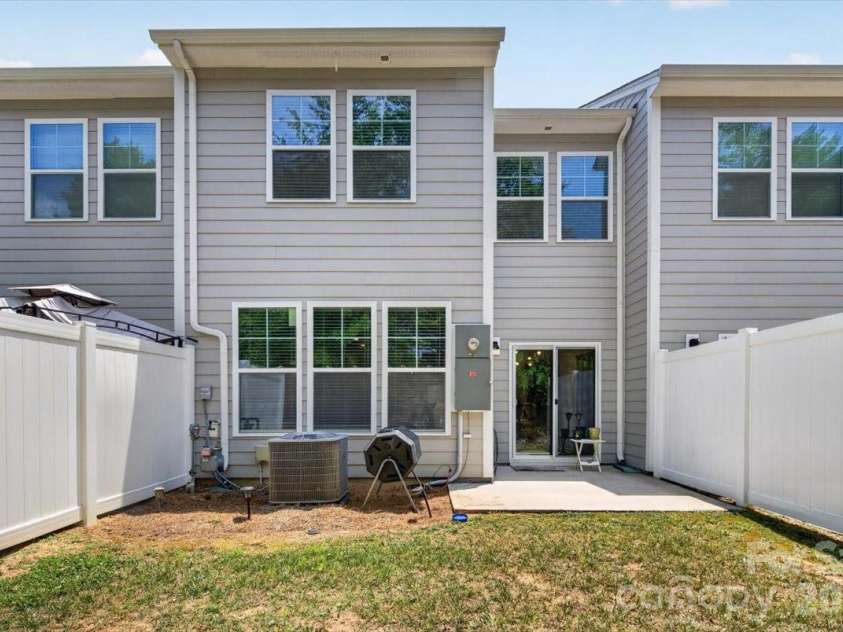 629 Cypress Glen Lane, Lake Wylie, SC 29710.  MLS# CAR4396476, YatesRealty ID 24615. Backyard maintained by HOA