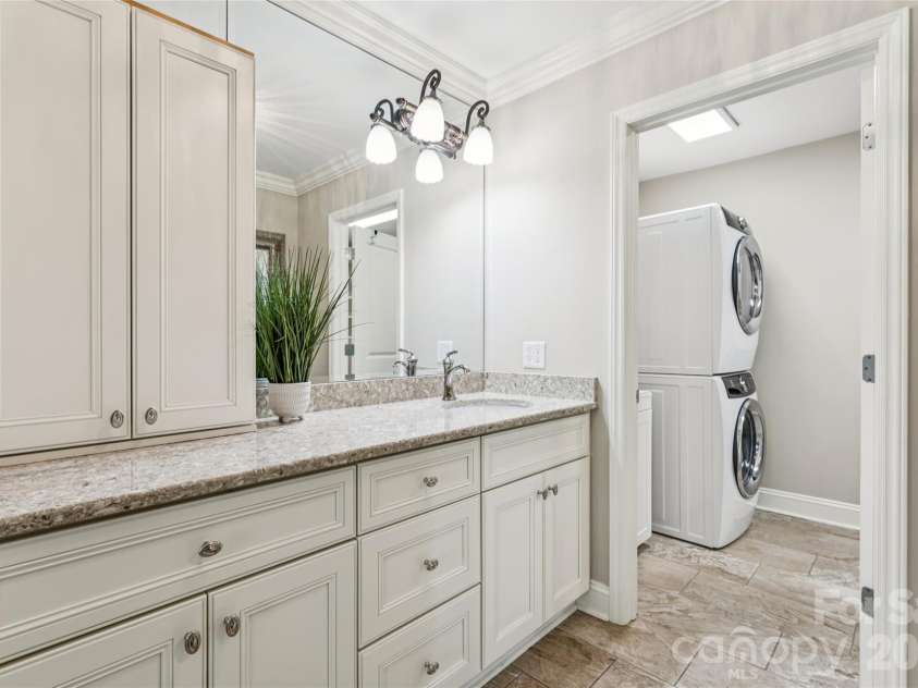 506 Hidden Creek Circle, Salisbury, NC 28147.  MLS# CAR4372810, YatesRealty ID 24619. Primary vanity