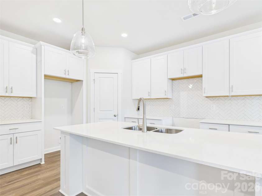 311 King Street, Kings Mountain, NC 28086.  MLS# CAR4349122, YatesRealty ID 2462. Light and bright kitchen with a herringbone backsplash and quartz countertops