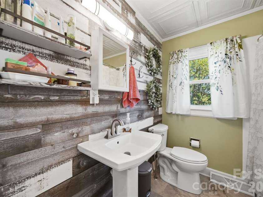 122 SETTLEMYRE Road, Morganton, NC 28655.  MLS# CAR4382008, YatesRealty ID 24622. 