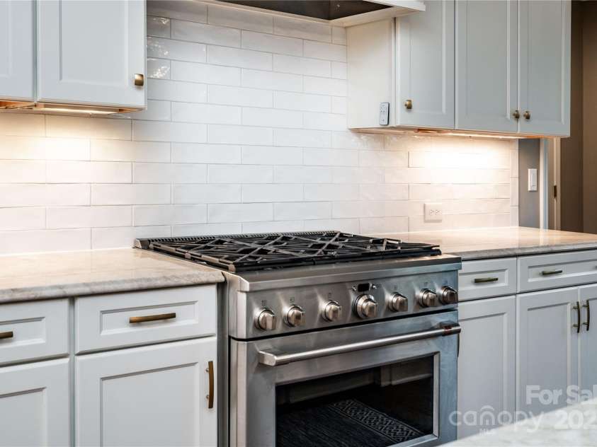 159 Holly Ridge Drive, Mooresville, NC 28115.  MLS# CAR4266521, YatesRealty ID 24623. 6-burner gas stove