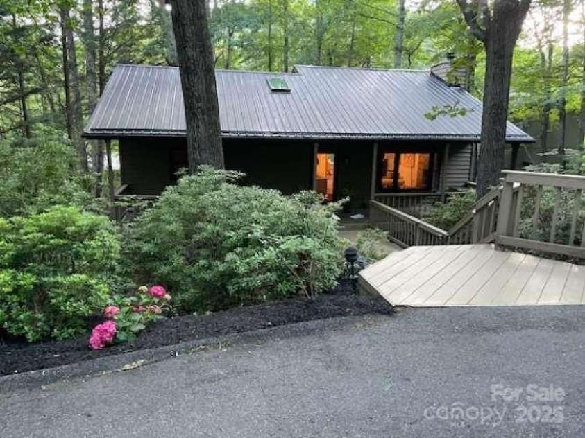 28 Independence Boulevard, Asheville, NC 28805.  MLS# CAR4269781, YatesRealty ID 24624. 