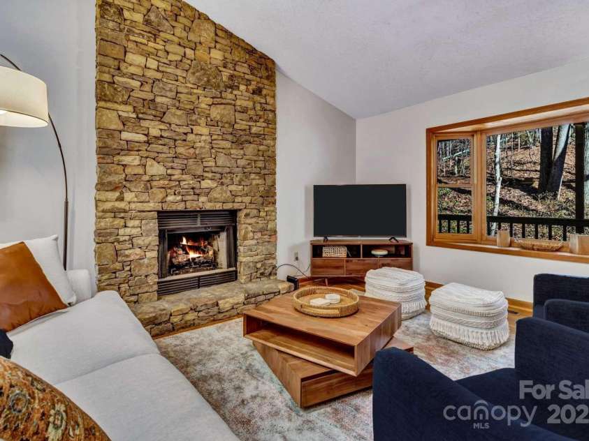 28 Independence Boulevard, Asheville, NC 28805.  MLS# CAR4269781, YatesRealty ID 24624. 