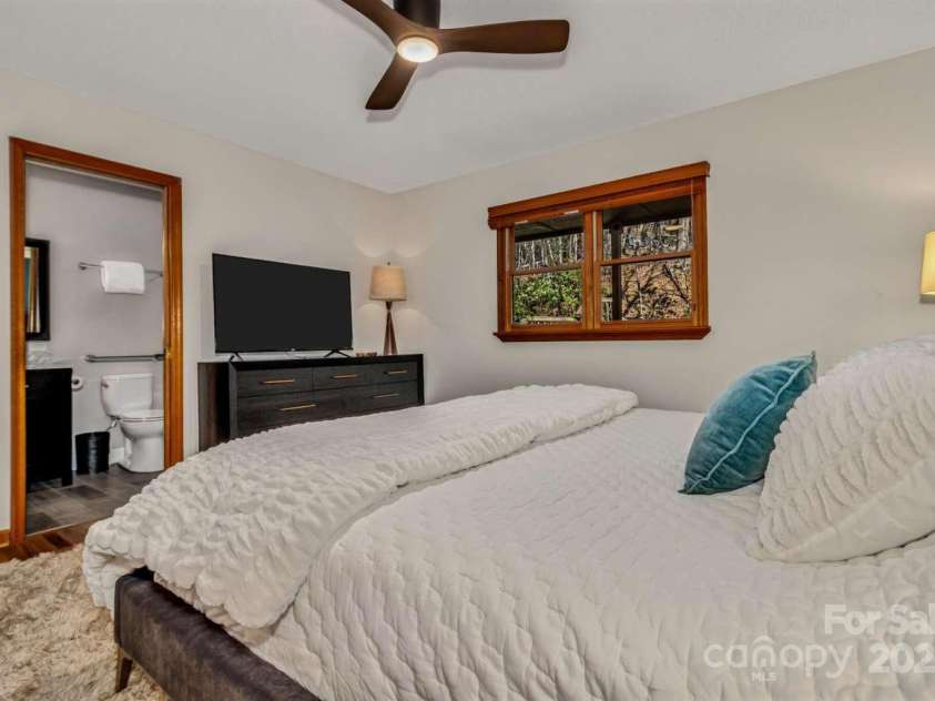 28 Independence Boulevard, Asheville, NC 28805.  MLS# CAR4269781, YatesRealty ID 24624. 