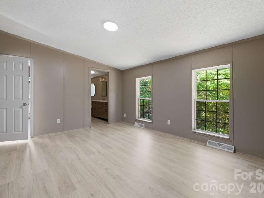 154 Ridgedale Road, Candler, NC 28715.  MLS# CAR4384340, YatesRealty ID 24626. 
