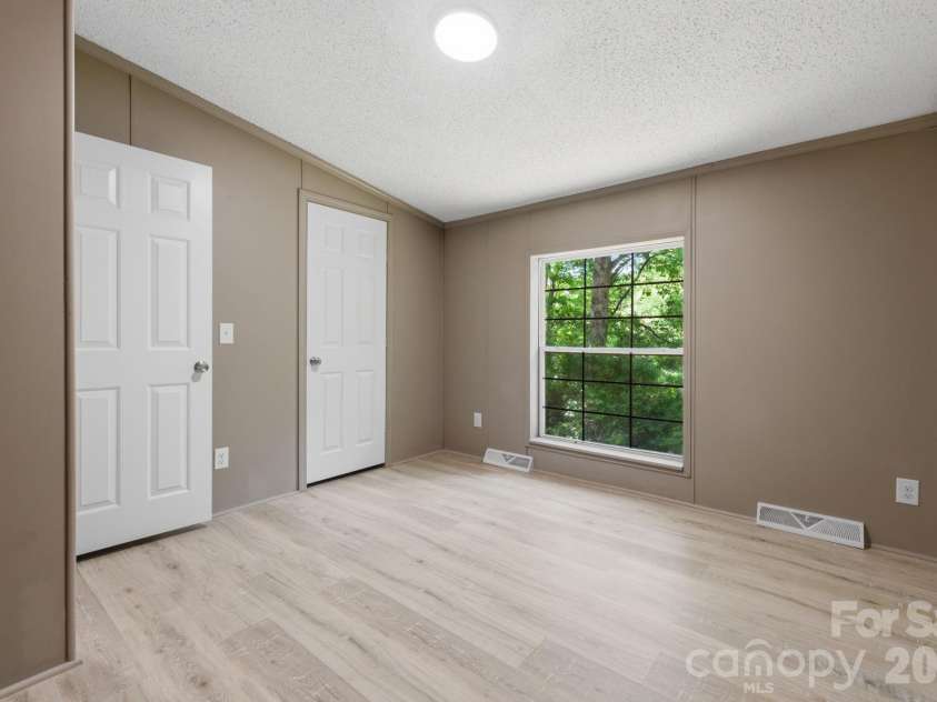 154 Ridgedale Road, Candler, NC 28715.  MLS# CAR4384340, YatesRealty ID 24626. 