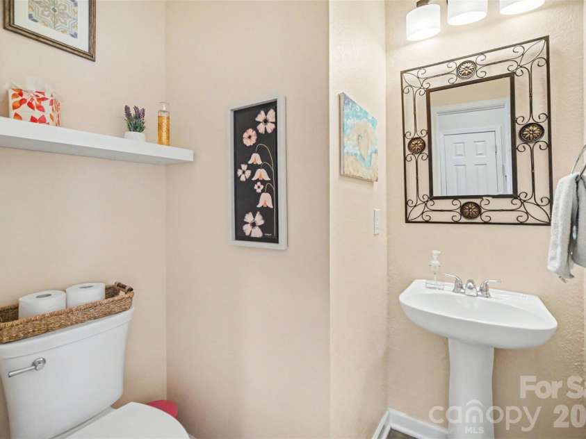 11539 Baystone Place, Concord, NC 28025.  MLS# CAR4382535, YatesRealty ID 24628. First floor half bathroom
