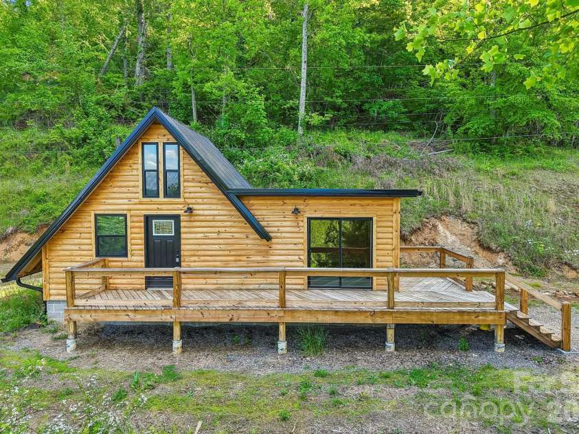 137 Red Maple Lane, Burnsville, NC 28714.  MLS# CAR4376573, YatesRealty ID 24630. 