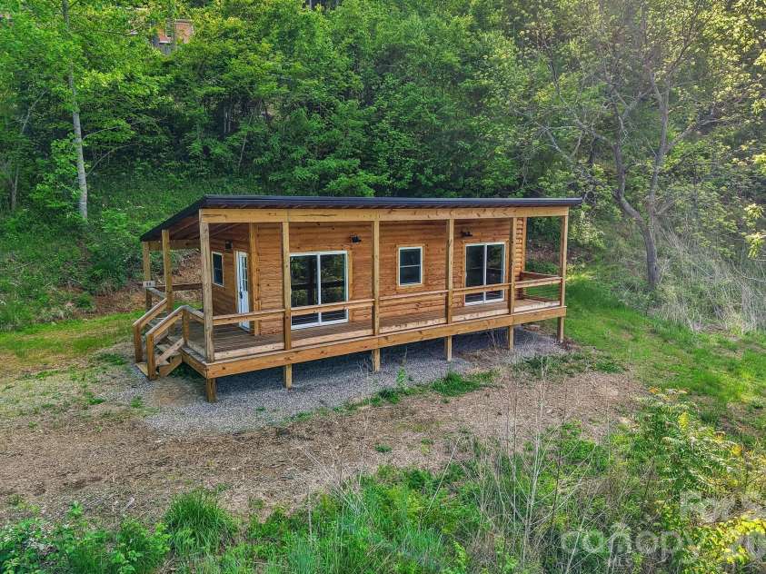 137 Red Maple Lane, Burnsville, NC 28714.  MLS# CAR4376573, YatesRealty ID 24630. 
