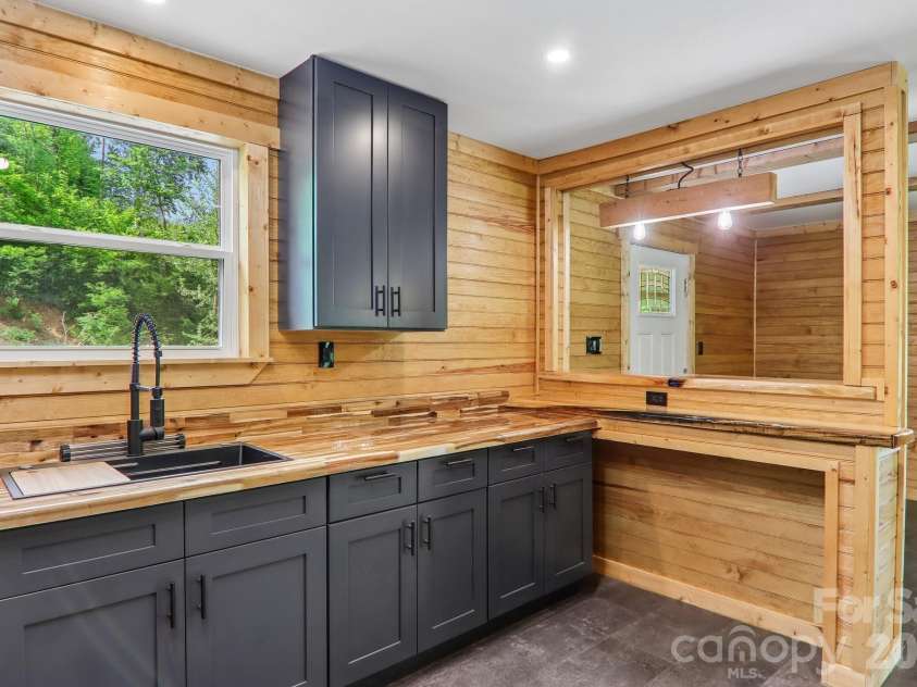 137 Red Maple Lane, Burnsville, NC 28714.  MLS# CAR4376573, YatesRealty ID 24630. 
