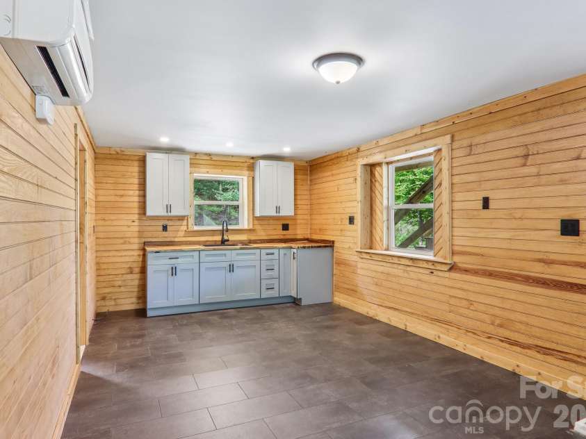 137 Red Maple Lane, Burnsville, NC 28714.  MLS# CAR4376573, YatesRealty ID 24630. 