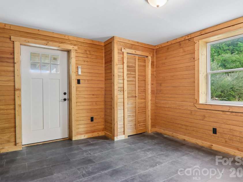 137 Red Maple Lane, Burnsville, NC 28714.  MLS# CAR4376573, YatesRealty ID 24630. 