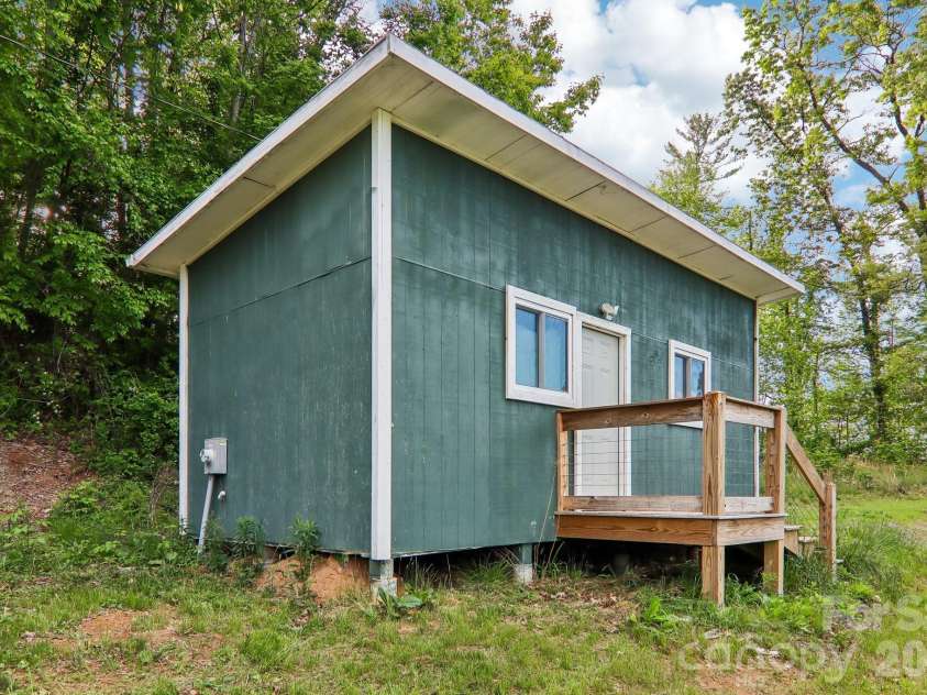137 Red Maple Lane, Burnsville, NC 28714.  MLS# CAR4376573, YatesRealty ID 24630. 