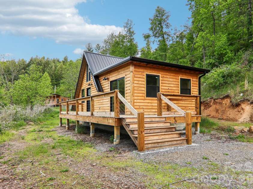 137 Red Maple Lane, Burnsville, NC 28714.  MLS# CAR4376573, YatesRealty ID 24630. 