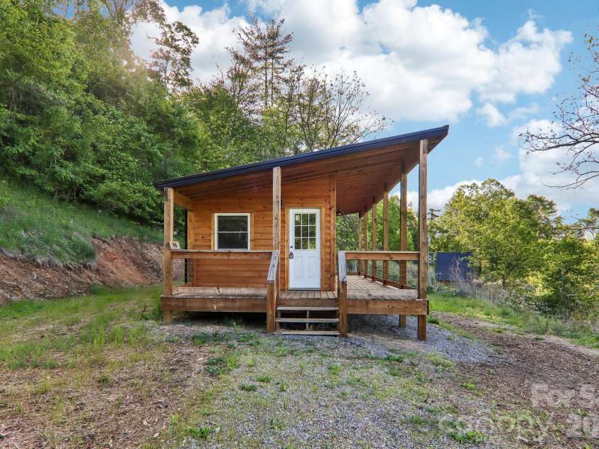 137 Red Maple Lane, Burnsville, NC 28714.  MLS# CAR4376573, YatesRealty ID 24630. 