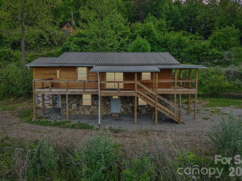 137 Red Maple Lane, Burnsville, NC 28714.  MLS# CAR4376573, YatesRealty ID 24630. 