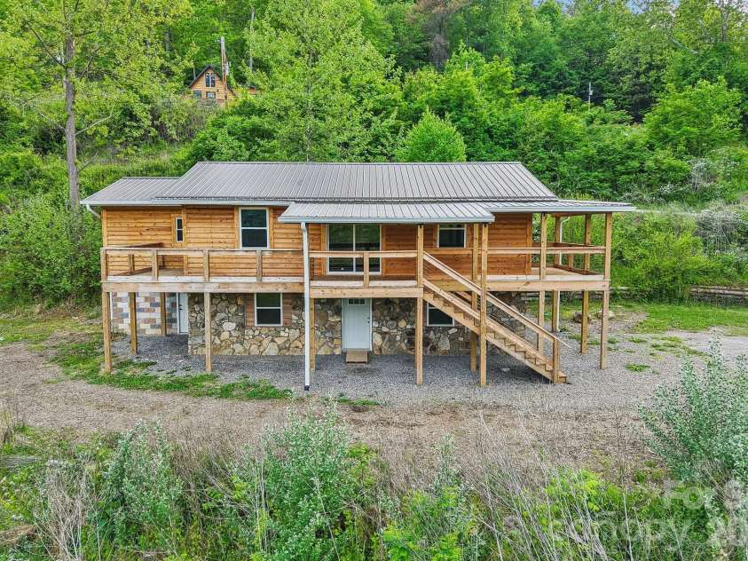 137 Red Maple Lane, Burnsville, NC 28714.  MLS# CAR4376573, YatesRealty ID 24630. 