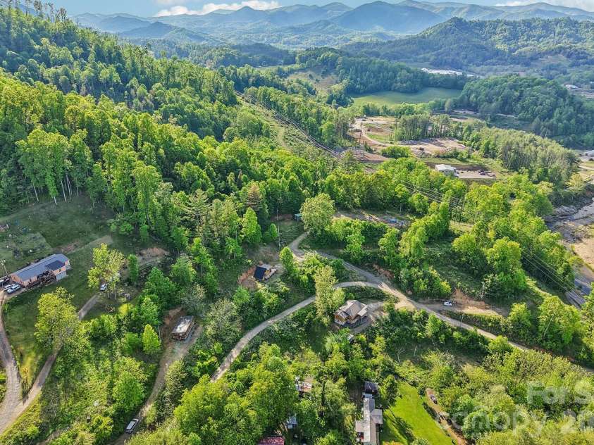 137 Red Maple Lane, Burnsville, NC 28714.  MLS# CAR4376573, YatesRealty ID 24630. 