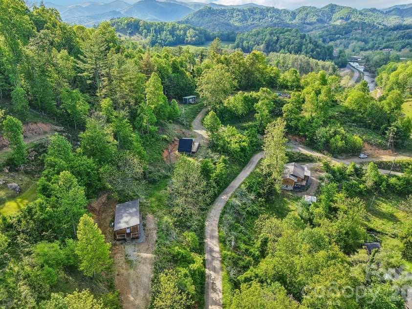 137 Red Maple Lane, Burnsville, NC 28714.  MLS# CAR4376573, YatesRealty ID 24630. 