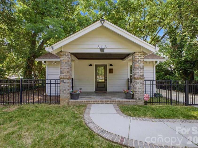 813 Walnut Avenue, Charlotte, NC 28208.  MLS# CAR4371546, YatesRealty ID 24631. 