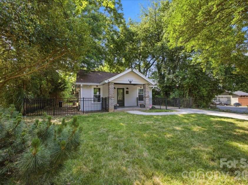 813 Walnut Avenue, Charlotte, NC 28208.  MLS# CAR4371546, YatesRealty ID 24631. 