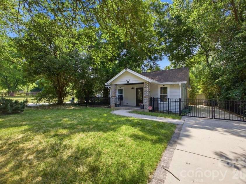 813 Walnut Avenue, Charlotte, NC 28208.  MLS# CAR4371546, YatesRealty ID 24631. 