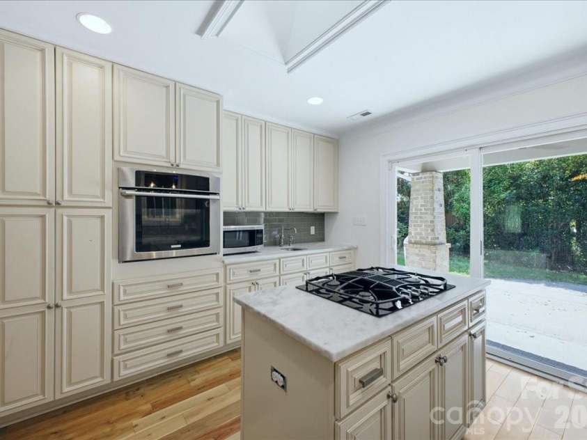 813 Walnut Avenue, Charlotte, NC 28208.  MLS# CAR4371546, YatesRealty ID 24631. 