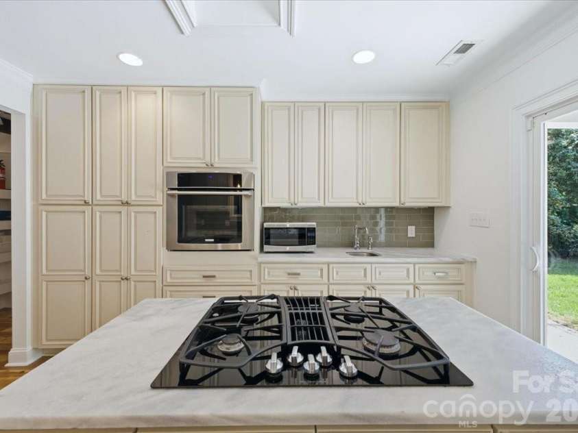 813 Walnut Avenue, Charlotte, NC 28208.  MLS# CAR4371546, YatesRealty ID 24631. 