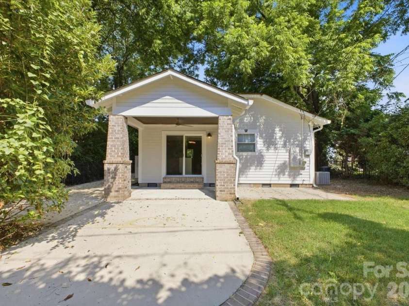 813 Walnut Avenue, Charlotte, NC 28208.  MLS# CAR4371546, YatesRealty ID 24631. 