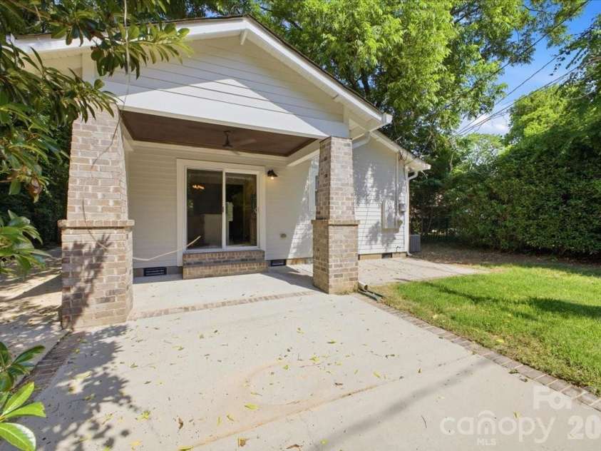 813 Walnut Avenue, Charlotte, NC 28208.  MLS# CAR4371546, YatesRealty ID 24631. 
