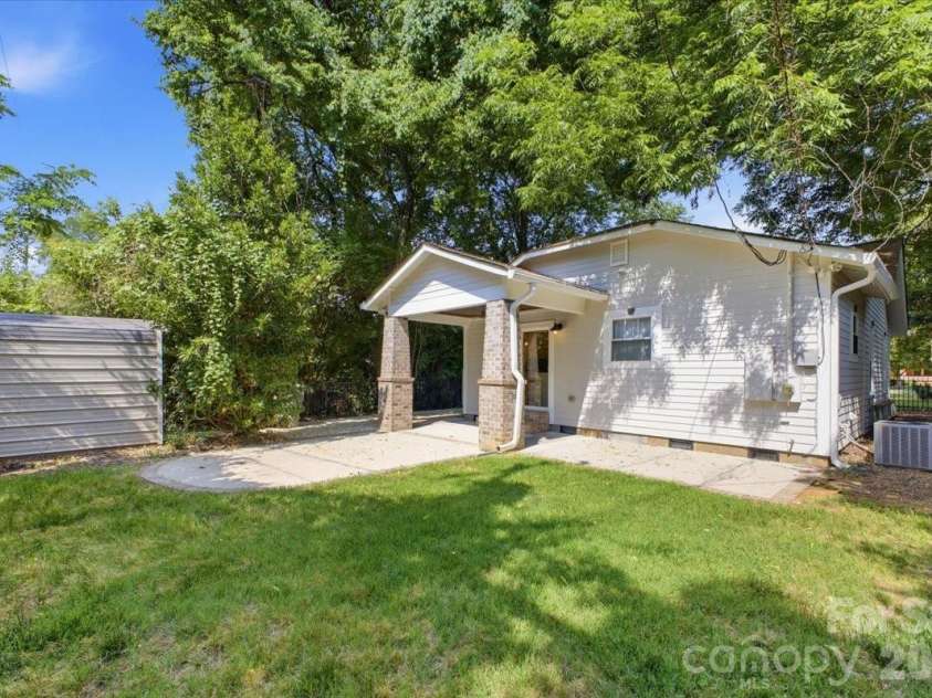 813 Walnut Avenue, Charlotte, NC 28208.  MLS# CAR4371546, YatesRealty ID 24631. 