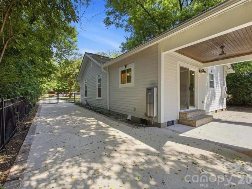 813 Walnut Avenue, Charlotte, NC 28208.  MLS# CAR4371546, YatesRealty ID 24631. 