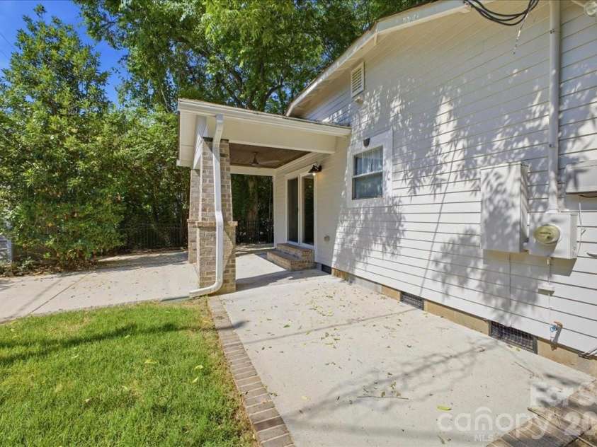 813 Walnut Avenue, Charlotte, NC 28208.  MLS# CAR4371546, YatesRealty ID 24631. 